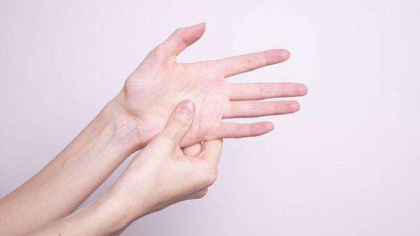 パーキンソン病の症状だ。パーキンソン病患者の中年女性の震え(揺れ)の手を閉じます.精神衛生と神経疾患. - 写真・画像