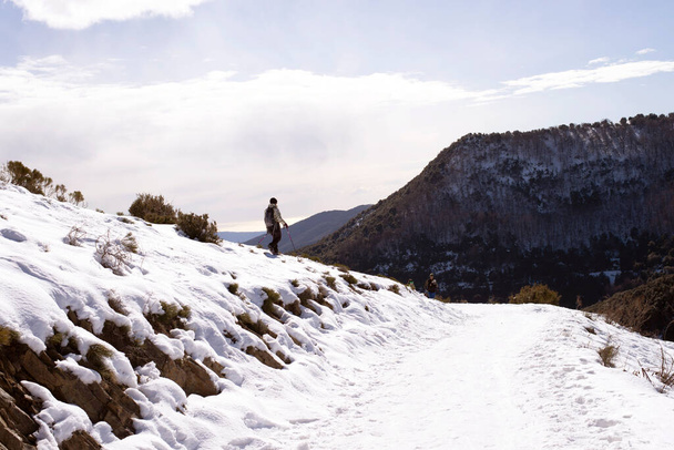 Kar tepesinde yürüyen tanınmayan bir gezgin. - Fotoğraf, Görsel