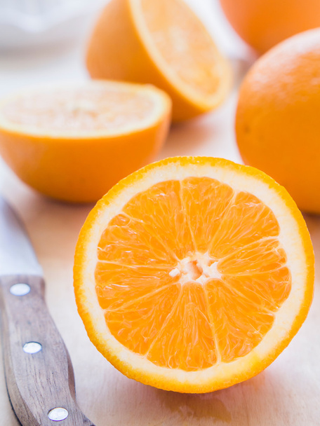 Fresh oranges on a cutting board - Foto, Bild