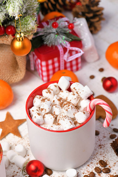 Süßspeisen von oben - Hintergrund für fröhliche Weihnachts- oder Neujahrsdekoration - Schokoladenbonbons, Mandarinen, Kekse, Eibisch und Kakao-Latte auf weißem Holz - Foto, Bild