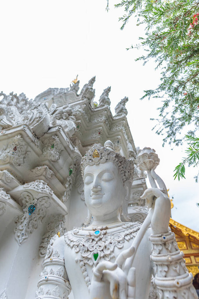 εικόνα της λευκής γλυπτικής γωνία στην Ταϊλάνδη ναό. (κατακόρυφα) - Φωτογραφία, εικόνα