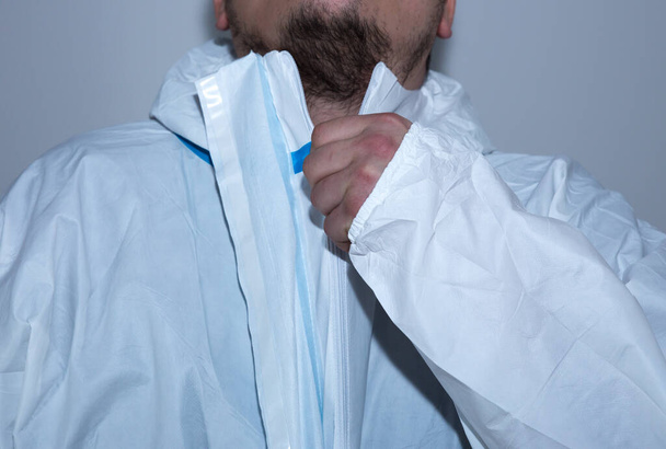 Orvos orvosi védőöltözetet visel. Védelmezők vírusjárvánnyal. Koronavírus (COVID-19). Egészségügyi koncepció. - Fotó, kép