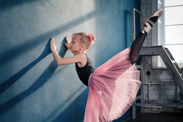 Νεαρή έφηβη φοιτήτρια μπαλέτου με ροζ φουστάνι σε εκπαιδευτικό χορό στην ακαδημία - Φωτογραφία, εικόνα