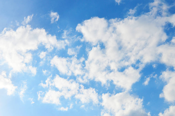 Ciel bleu foncé avec nuages blancs, fond beau temps. - Photo, image