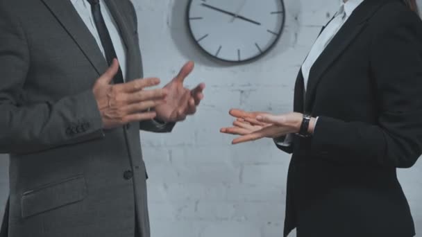 Обрезанный взгляд юристов на рукопожатие в офисе  - Кадры, видео