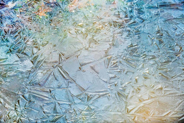 Primer plano trozos de textura de hielo en el bosque en el invierno en Bucarest. - Foto, imagen