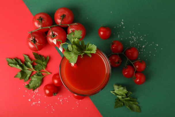 Copo de suco de tomate e tomates em fundo de dois tons - Foto, Imagem