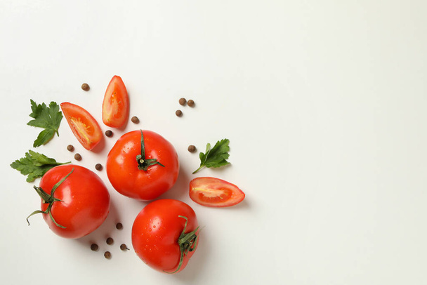 Tomates, perejil y pimienta sobre fondo blanco - Foto, imagen