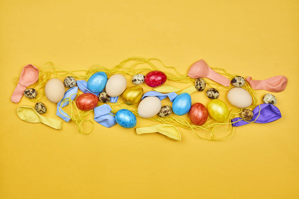 Zdobená velikonoční vajíčka s barevnými balónky - Fotografie, Obrázek