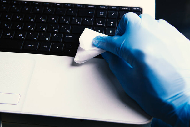 man cleans keyboard with napkin - Foto, imagen