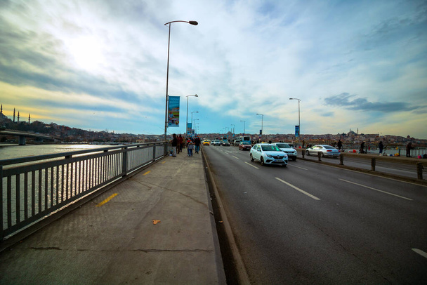 Istanbul Turkey - 1.7.2021: Ataturk Bridge in Istanbul. Traffic and people on the bridge. Unkapani Bridge. - Foto, Bild