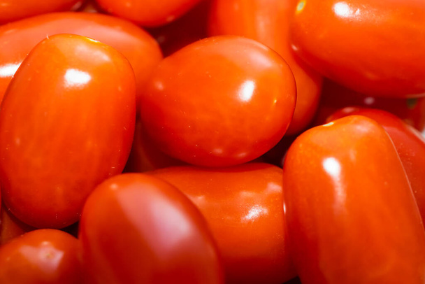 tomates rojos con detalles visibles, textura o fondo - Foto, Imagen