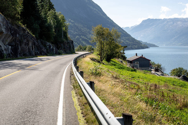 Straße in Norwegen über Berge, Hügel und Fjorde. - Foto, Bild