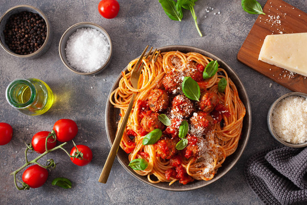 ミートボールとトマトソース、イタリアのパスタ スパゲッティ - 写真・画像