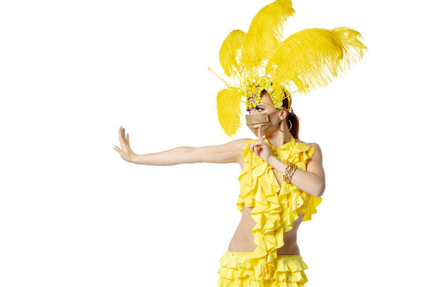 Piękna młoda kobieta w karnawale, stylowy kostium maskowy z piór tańczących na białym tle studio. - Zdjęcie, obraz