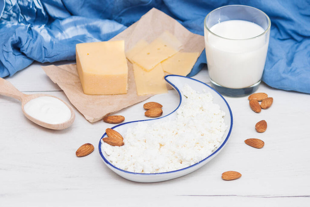 Κατανομή του γάλακτος γαλακτοπαραγωγής prodacts τυρί, γάλα, κρέμα γάλακτος, τυρί cottage. Έννοια βιολογικών προϊόντων της φύσης. - Φωτογραφία, εικόνα