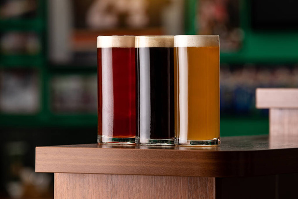 Διαφορετικοί τύποι μπύρας στο μπαρ. - Φωτογραφία, εικόνα