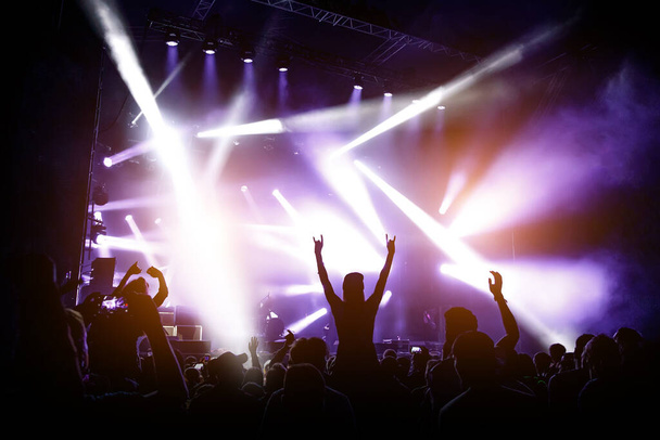 Silhouette de concert de foule, fans de musique sur le spectacle - Photo, image