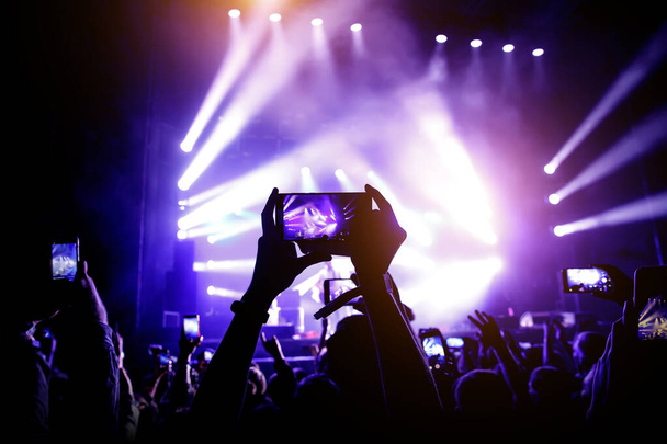 Смартфон в руках фанатів під час музичного шоу
 - Фото, зображення