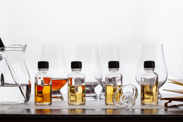 maistelua pullot ja lasit viski tislattu brandy konjakki. maistelua kotona - Valokuva, kuva