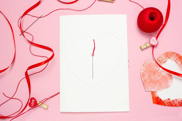 krok 3 DIY červená karta na bílém kartonu, koncept Valentýna, Den matek - Fotografie, Obrázek