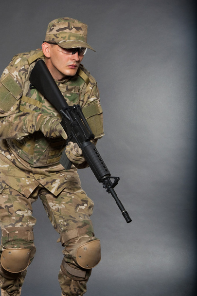 Soldier with rifle - Φωτογραφία, εικόνα
