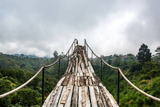 Eine Holzbrücke über den Dschungel, die am Ende abbricht, Nebelwetter - Foto, Bild