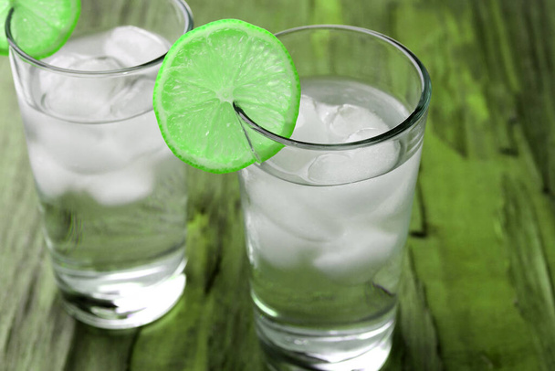 Kaksi jääkylmää juomaa limettiviipaleella - Valokuva, kuva
