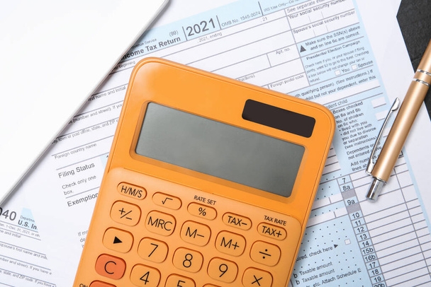 Flat lay composition with calculator and documents on table. Tax accounting - Foto, Imagen