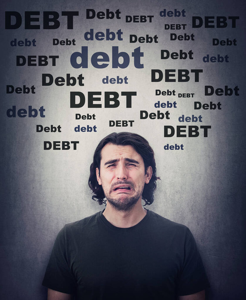 Verzweifelter Mann weint, regt sich über enorme Schulden auf. Unzufriedene und gestresste Person schluchzend und weinend, da sie kein Geld hat. Finanzprobleme, Kredite und Steuern während der COVID-19-Pandemie. - Foto, Bild