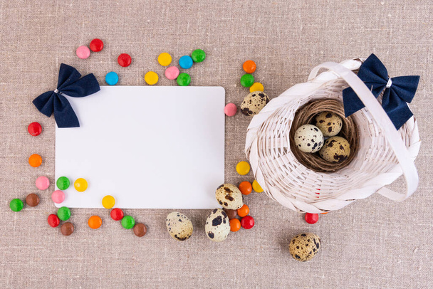 Traditional easter basket with eggs on a linen surface. White card for the inscription. - Fotoğraf, Görsel