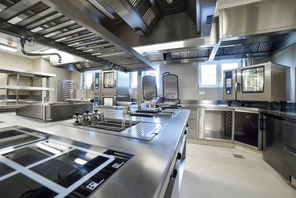 Una cocina de acero inoxidable en un restaurante - Foto, imagen