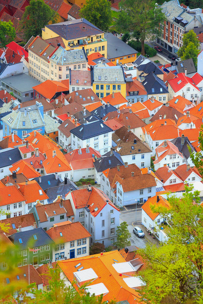 Bergen, Noorwegen stadsgezicht met kleurrijke traditionele huizen, zomerse luchtfoto 's - Foto, afbeelding