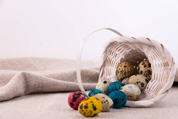Traditional easter basket with eggs on a linen surface. - Valokuva, kuva