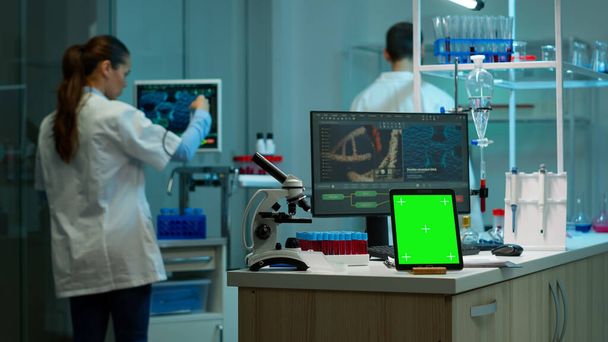 Планшет з зеленим екраном клавіш хромосоми, розміщений на столі в лабораторії
 - Фото, зображення