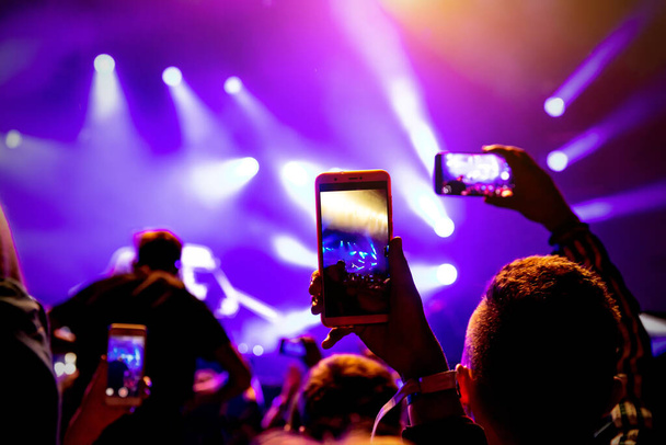 Smartphone dans les mains du ventilateur pendant le spectacle de musique - Photo, image