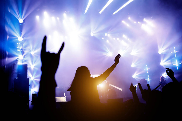 Silhouette de concert de foule, fans de musique sur le spectacle. Mains levées et smartphones. - Photo, image