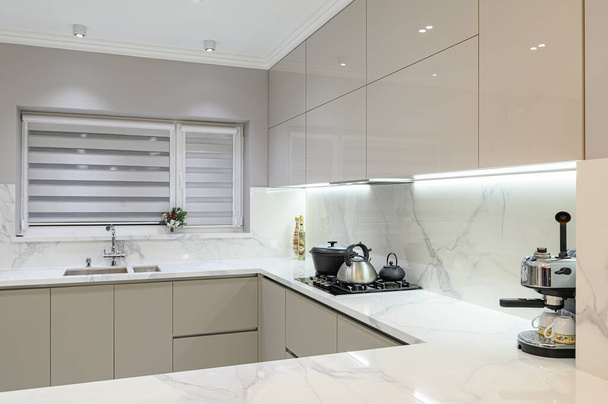 Lujo blanco moderno cocina de mármol en el espacio del estudio - Foto, imagen