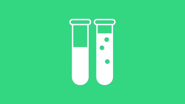 Valkoinen koeputki ja pullon kemiallinen laboratoriotestikuvake, joka on eristetty vihreällä pohjalla. Laboratorion lasiesineen merkki. 4K Video motion graafinen animaatio - Materiaali, video