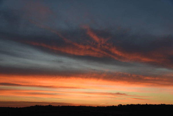 Ohromující pohled na západ slunce a horizont s magickými barvami a mraky - Fotografie, Obrázek