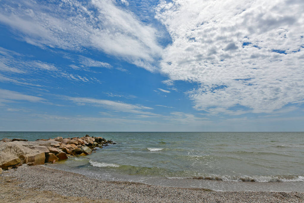 Paisajes de la playa de arena del mar de Azov, pequeñas bahías y rompeolas, Primorsk. - Foto, Imagen