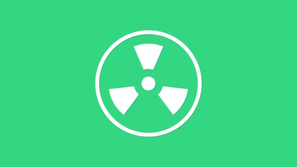 Icône radioactive blanche isolée sur fond vert. Symbole toxique radioactif. Radiation Signal de danger. Animation graphique de mouvement vidéo 4K - Séquence, vidéo