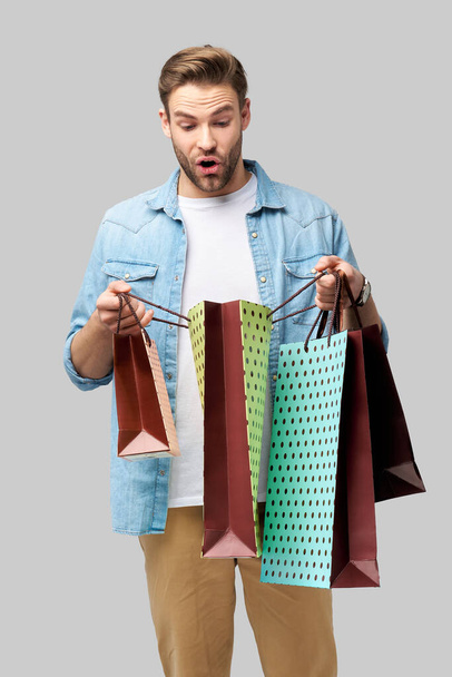 Portrait of a handsome young man with shopping bags - Fotoğraf, Görsel