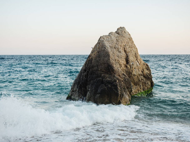 ilha oceano natureza rochas ar fresco céu azul - Foto, Imagem