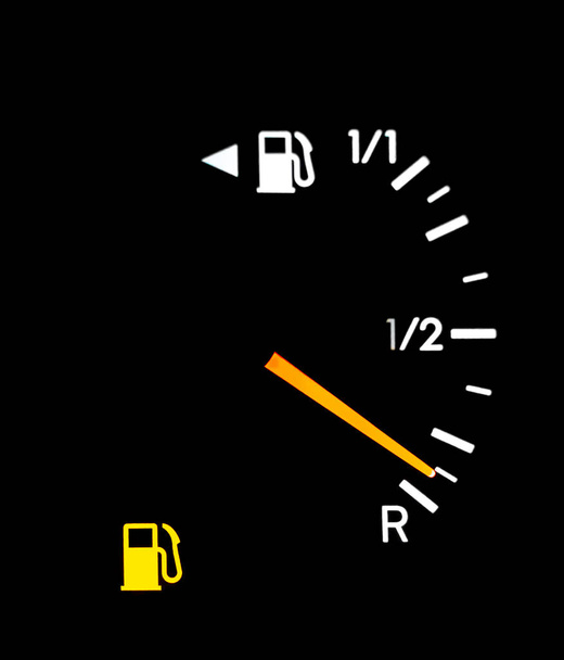 Gösterge panelindeki yakıt göstergesi depoda benzin olmadığını gösteriyor. Yüksek kalite fotoğraf - Fotoğraf, Görsel