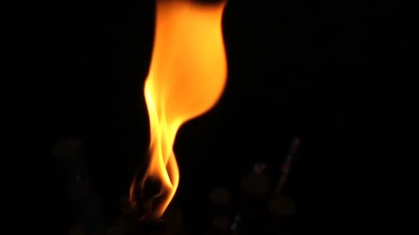 cámara lenta, luz de la vela brillante de la espiritualidad de la ceremonia en la oscuridad - Metraje, vídeo