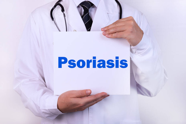 Doctor holding a card with Psoriasis medical concept - Фото, изображение