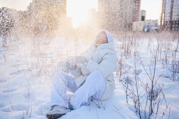 Iloinen vanhempi kypsä nainen valkoisessa lämmin outtwear leikkii lunta aurinkoinen talvi ulkona. Eläkkeellä olevat terveet ihmiset loma talvi toimintaa, aktiivinen elämäntapa käsite - Valokuva, kuva