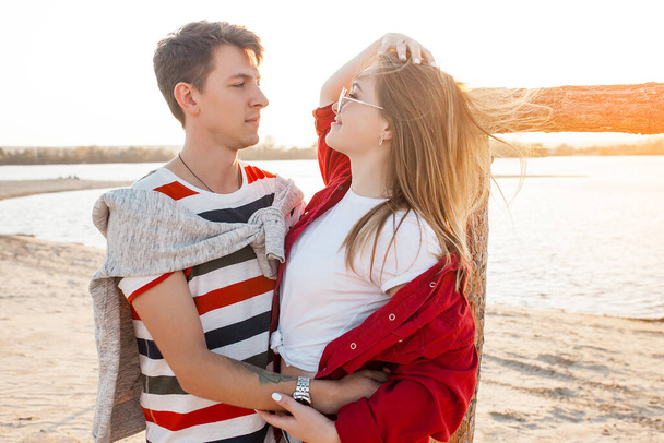 Αγαπημένο ζευγάρι στην παραλία ηλιοβασιλέματος. Γυναίκα και άντρας μαζί. - Φωτογραφία, εικόνα