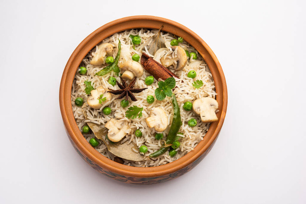 Вкусный гриб или рис из грибов, или Пулав, или Пилаф, или Пулао, или Биряни, подаваемый в миске или тарелке, избирательный фокус - Фото, изображение